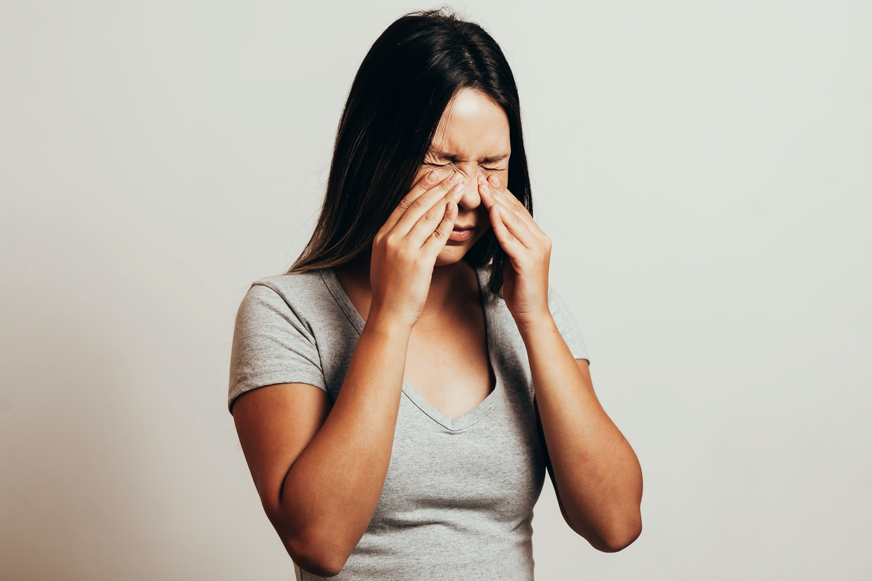 Em casos de sinusite aguda, o tratamento é basicamente com soro fisiológico e sprays nasais, analgésicos para melhorar a dor – iStock/Getty Images