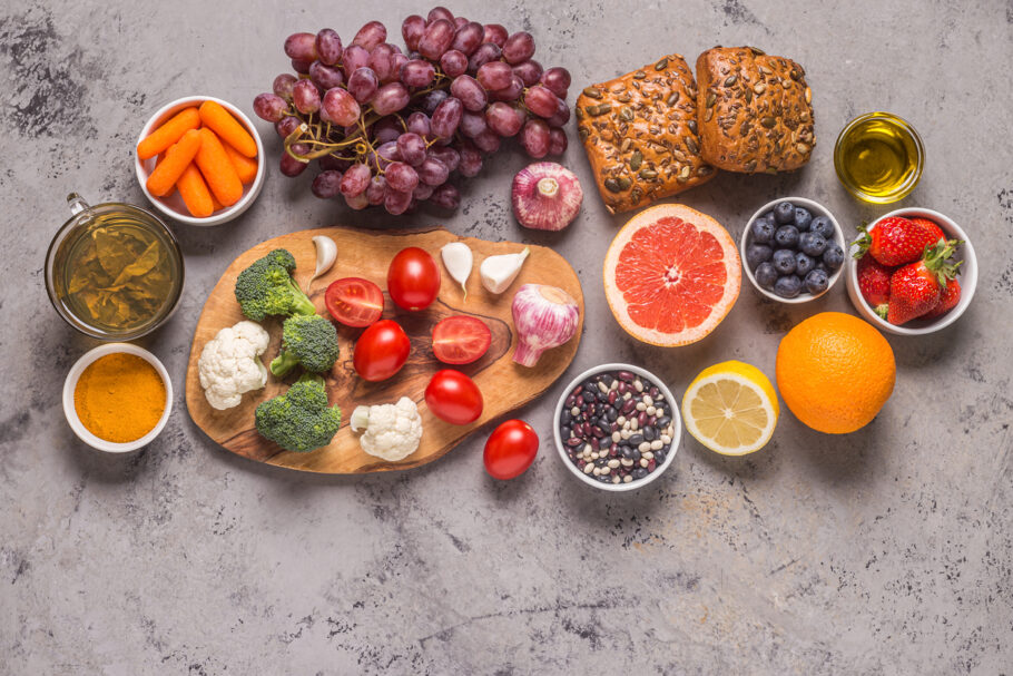 Frutas, legumes, verduras, cereais integrais, leguminosas, sementes e nozes devem ser a base da alimentação contra o câncer