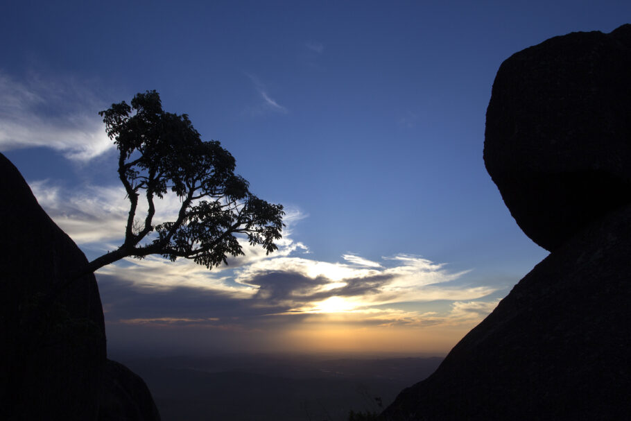 Silhueta de rochas e árvores ao pôr do sol em Pedra Grande, Atibaia, Brasil.