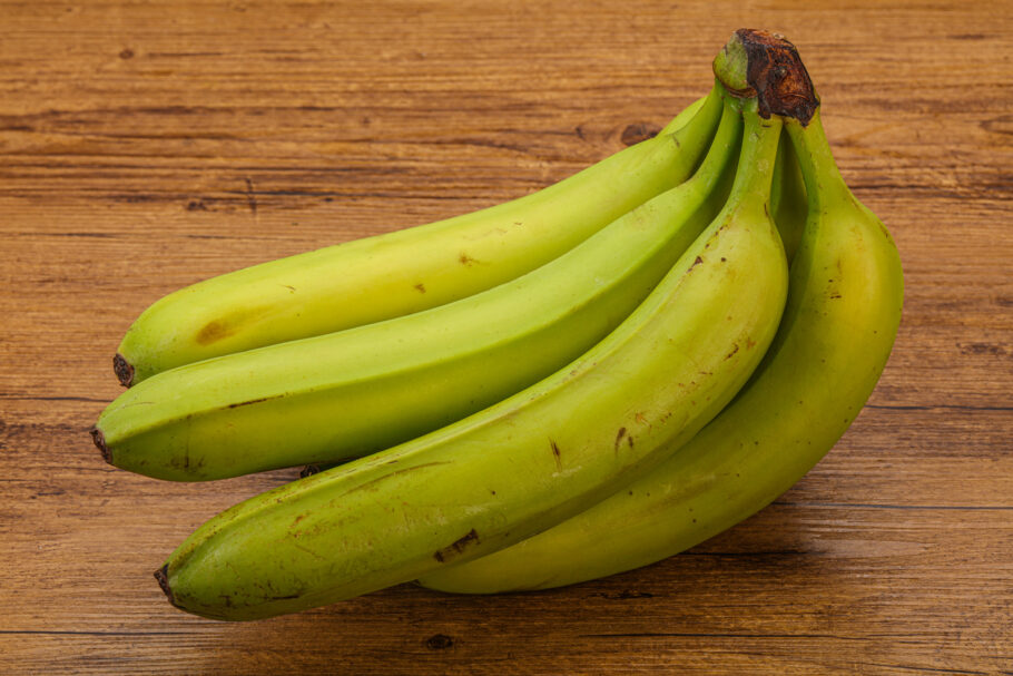 Estudo descobre que uma banana verde por dia pode proteger contra o câncer