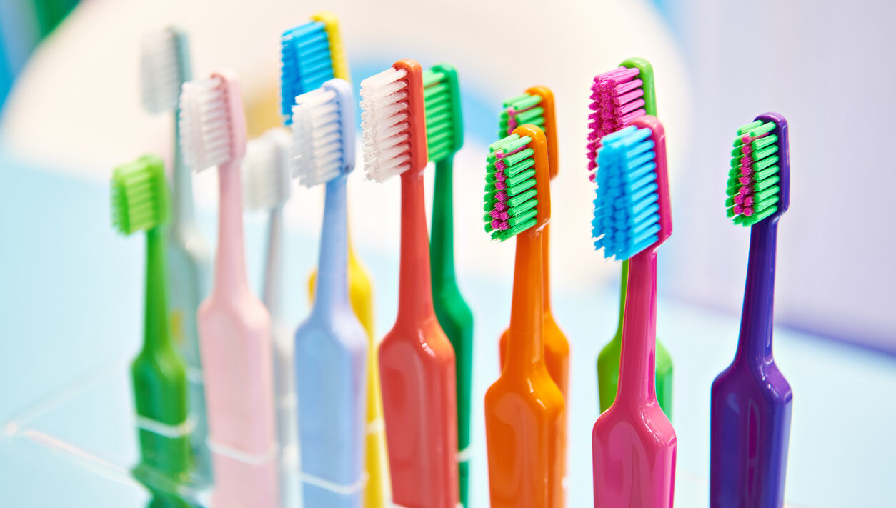 Escovas de dentes disponíveis no mercado não viabilizam escovação segura