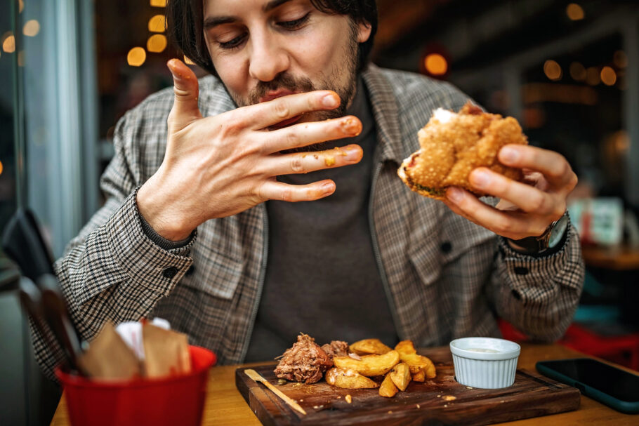 Comer muito rápido pode aumentar o risco de diabetes, segundo estudo