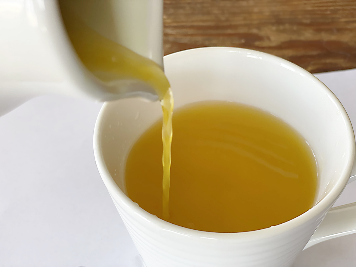Por possuir propriedades anti-inflamatórias e antimicrobianas, o chá de camomila é uma recorrente recomendação para o tratamento de infecção urinária – iStock/Getty Images