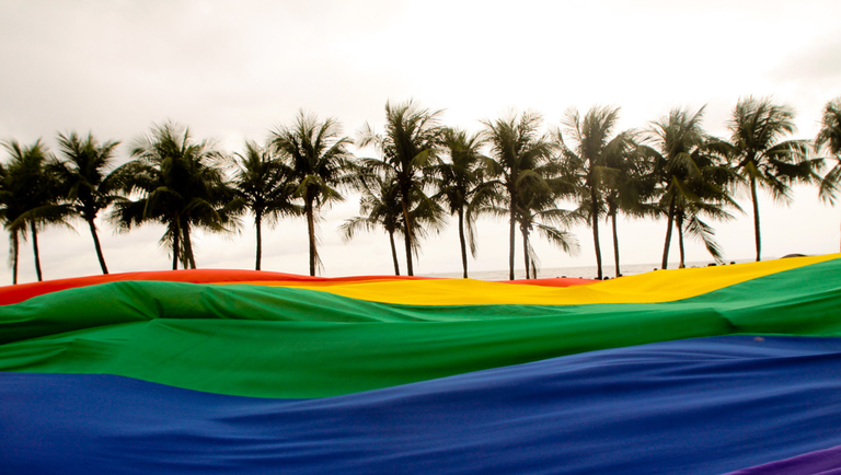 Bandeira na praia de Copacabana, no Rio de Janeiro, durante a Parada do Orgulho LGBTQIA+