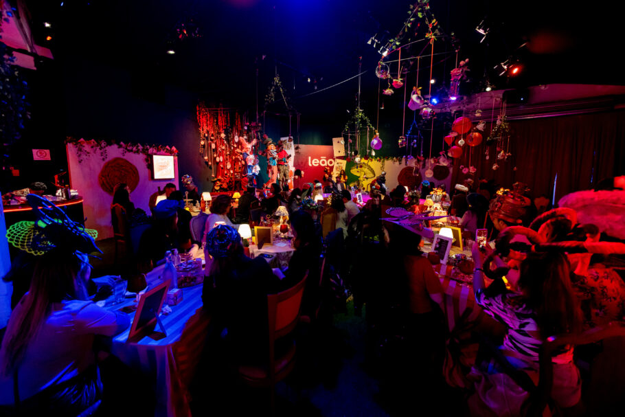 Com o tema ‘Chá do Chapeleiro Maluco’, espetáculo tem apresentações, cenário lúdico, momentos instagramáveis e degustação de drinks exclusivos para o público