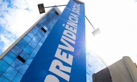 Agências do INSS em todo o país iniciam pagamentos do benefício para quem recebe até um salário mínimo, conforme calendário de maio; confira