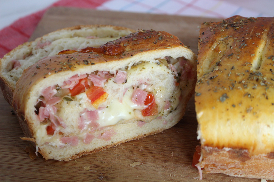 Pão pizza generosamente recheado