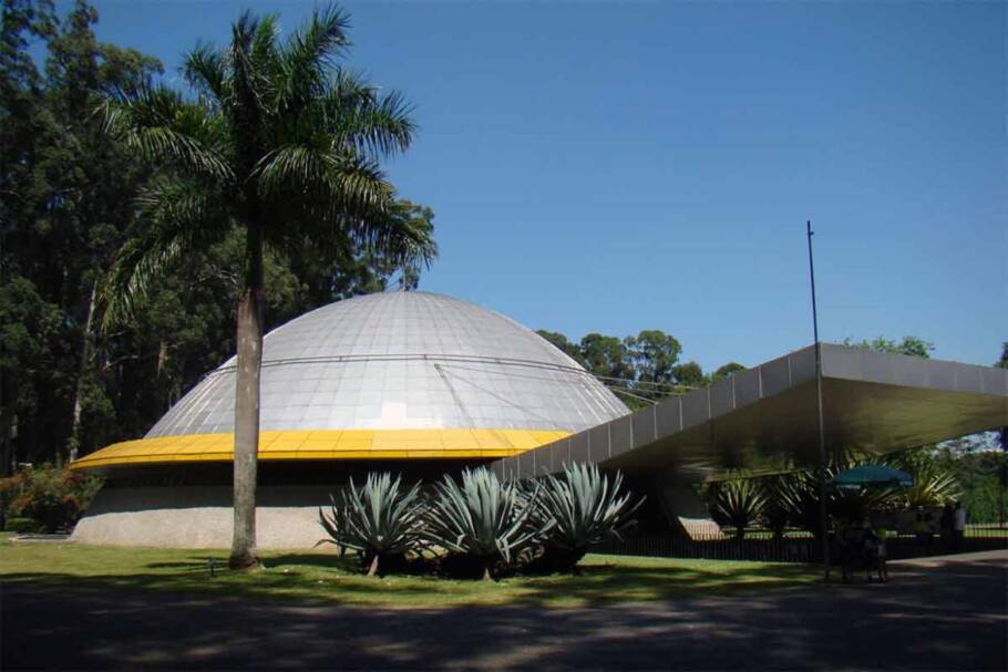 O icônico Planetário Ibirapuera foi o primeiro construído no Brasil, em 1957