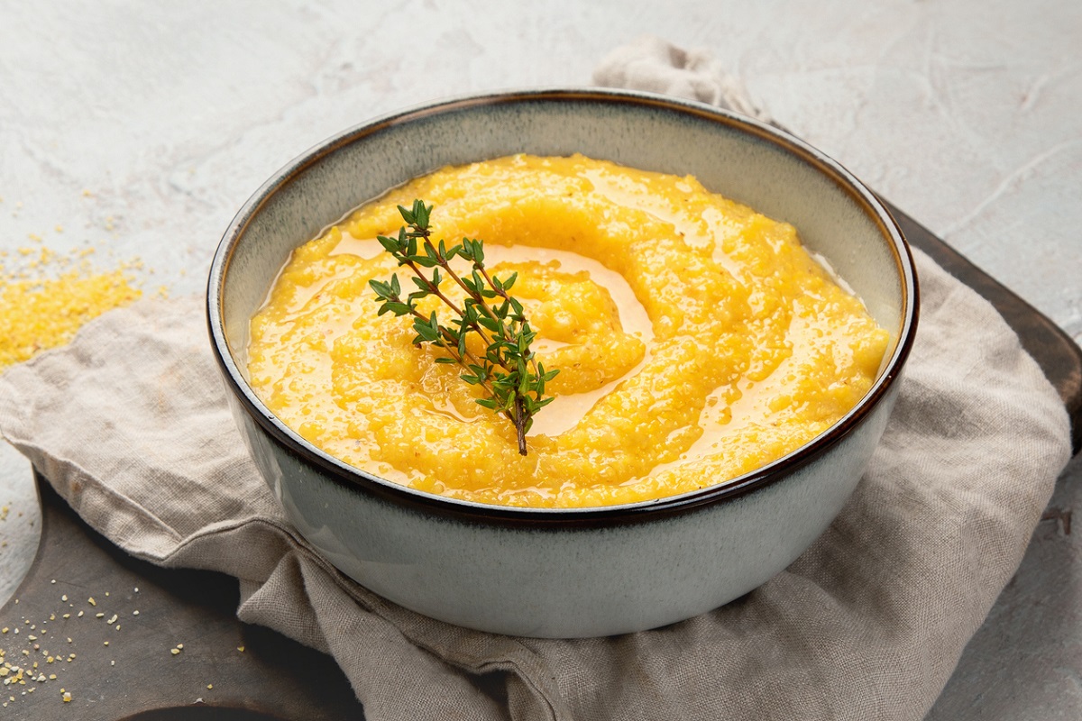 Saboreie esta polenta de fubá fácil de fazer