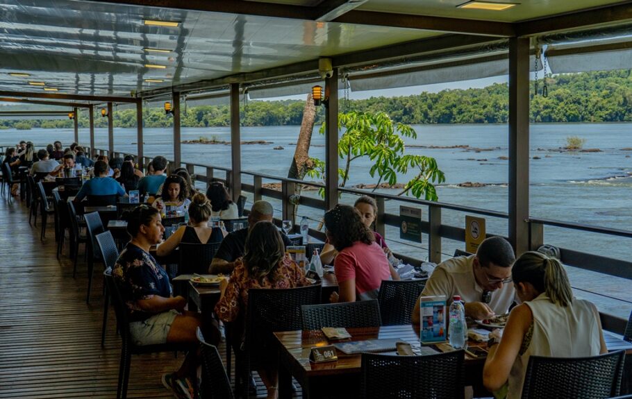 Para almoçar, o restaurante Porto Canoas tem uma vista privilegiada