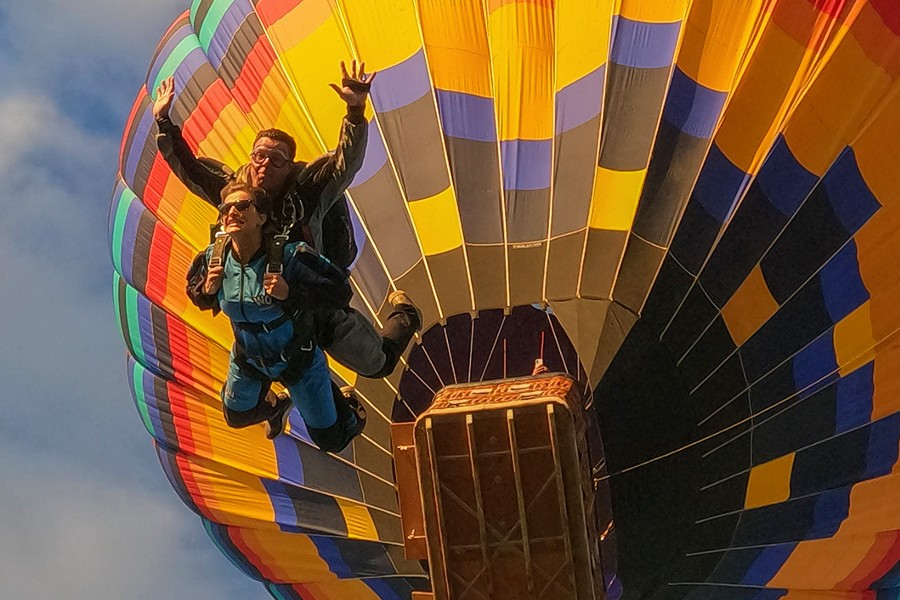 Em Boituva é possível fazer salto de paraquedas de uma balão