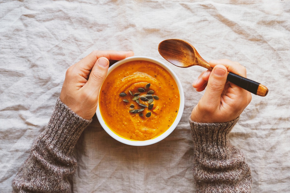 Aprenda a fazer uma sopa de abóbora com legumes deliciosa