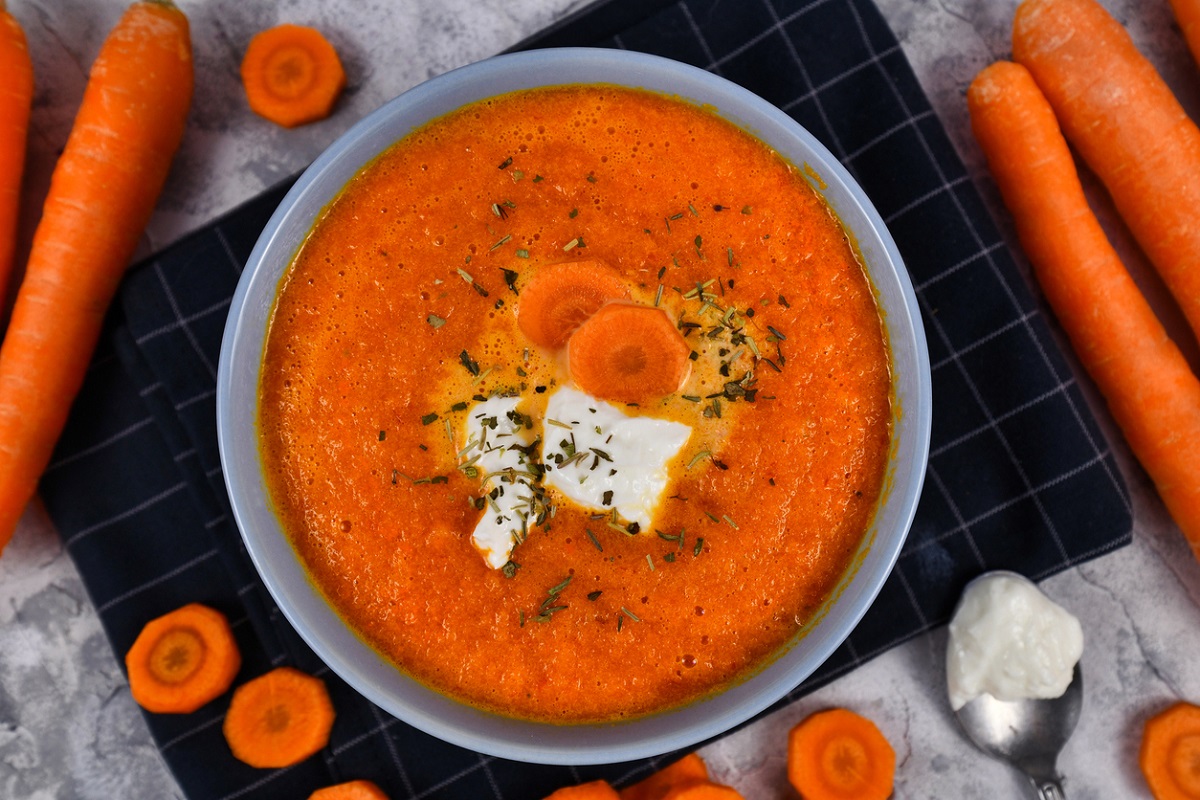 Esta sopa de cenoura cremosa combina perfeitamente para a janta