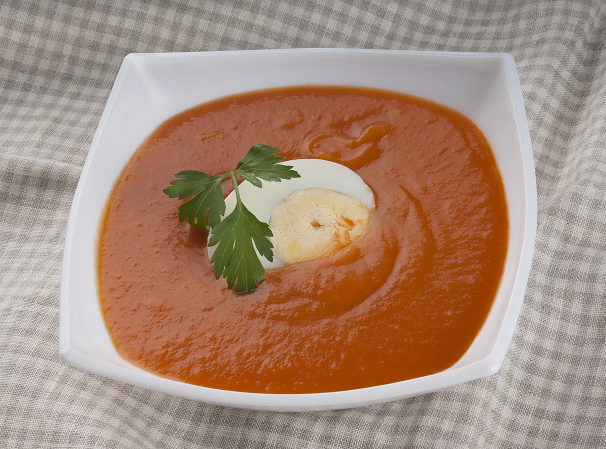 Essa sopa de tomate com ovos vai te surpreender com o sabor