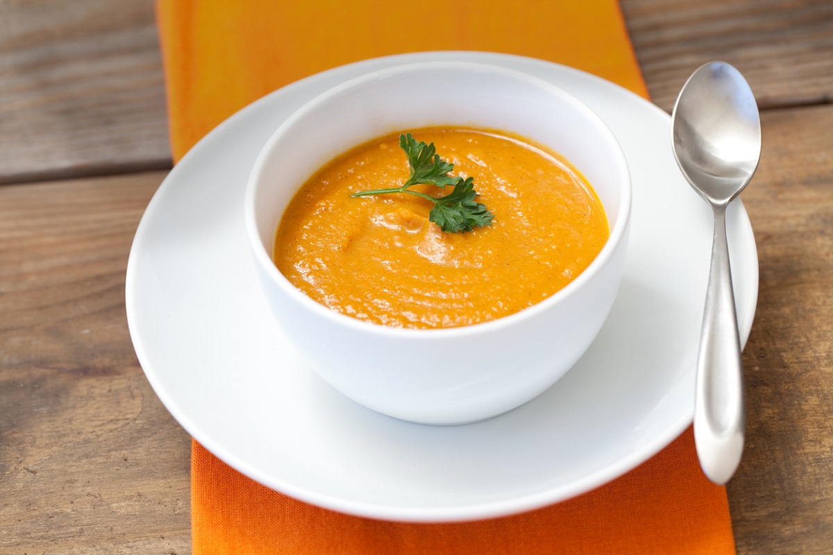 Esta sopa detox de abóbora é uma boa escolha de janta saudável