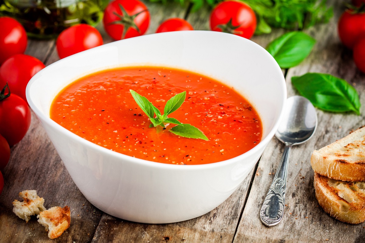 Esta sopa de tomate é divina e você precisa experimentar