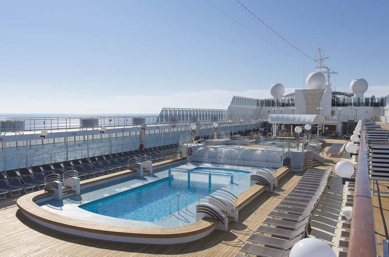 Vista da Le Piscine, a principal do navio MSC Opera