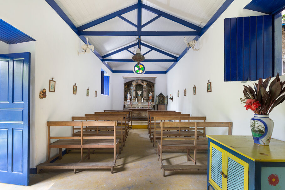 A capela conta com um altar do século 18 e guarda vestígios do estilo colonial