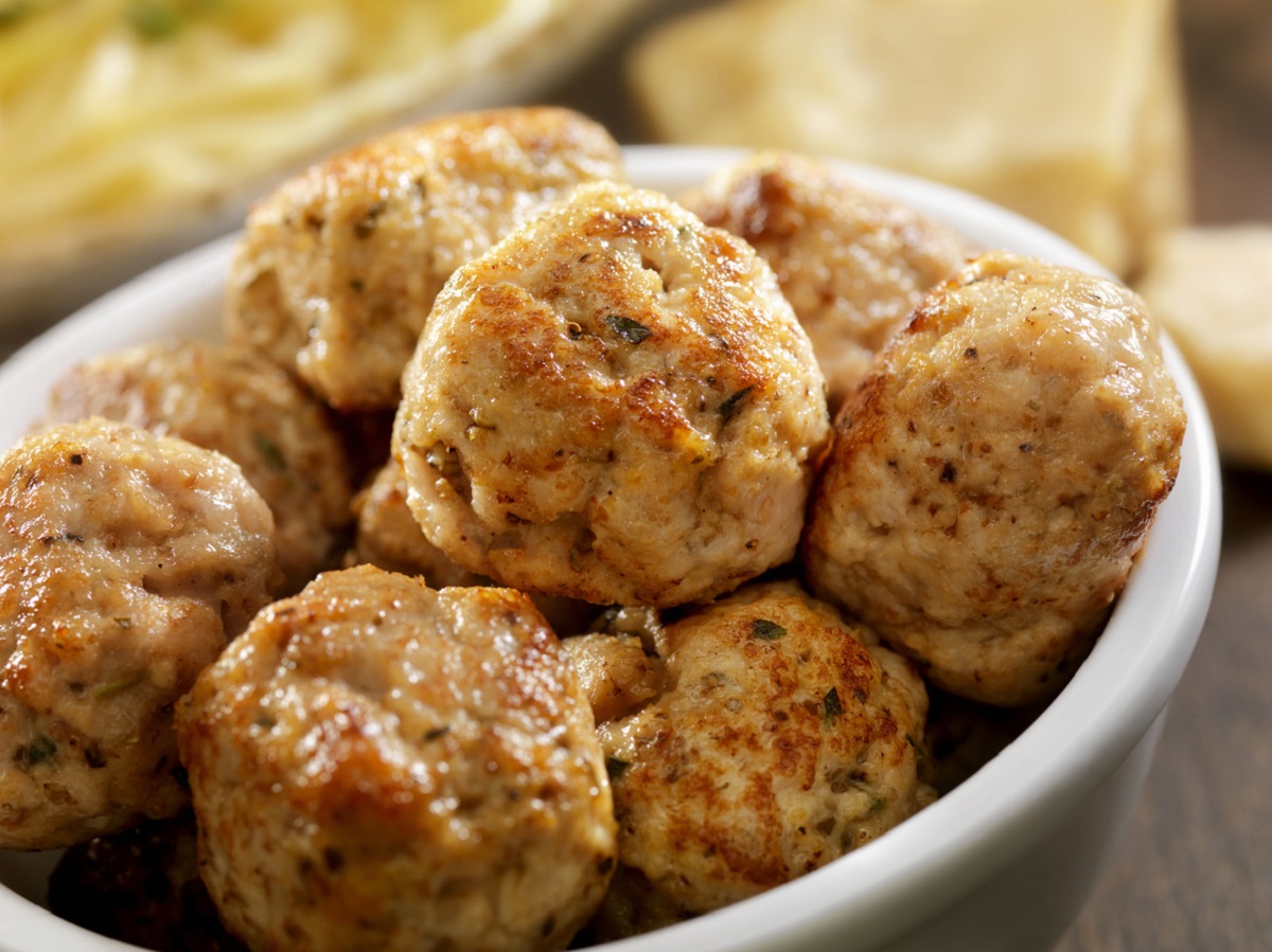Prepare almôndegas de frango suculentas em alguns minutos!