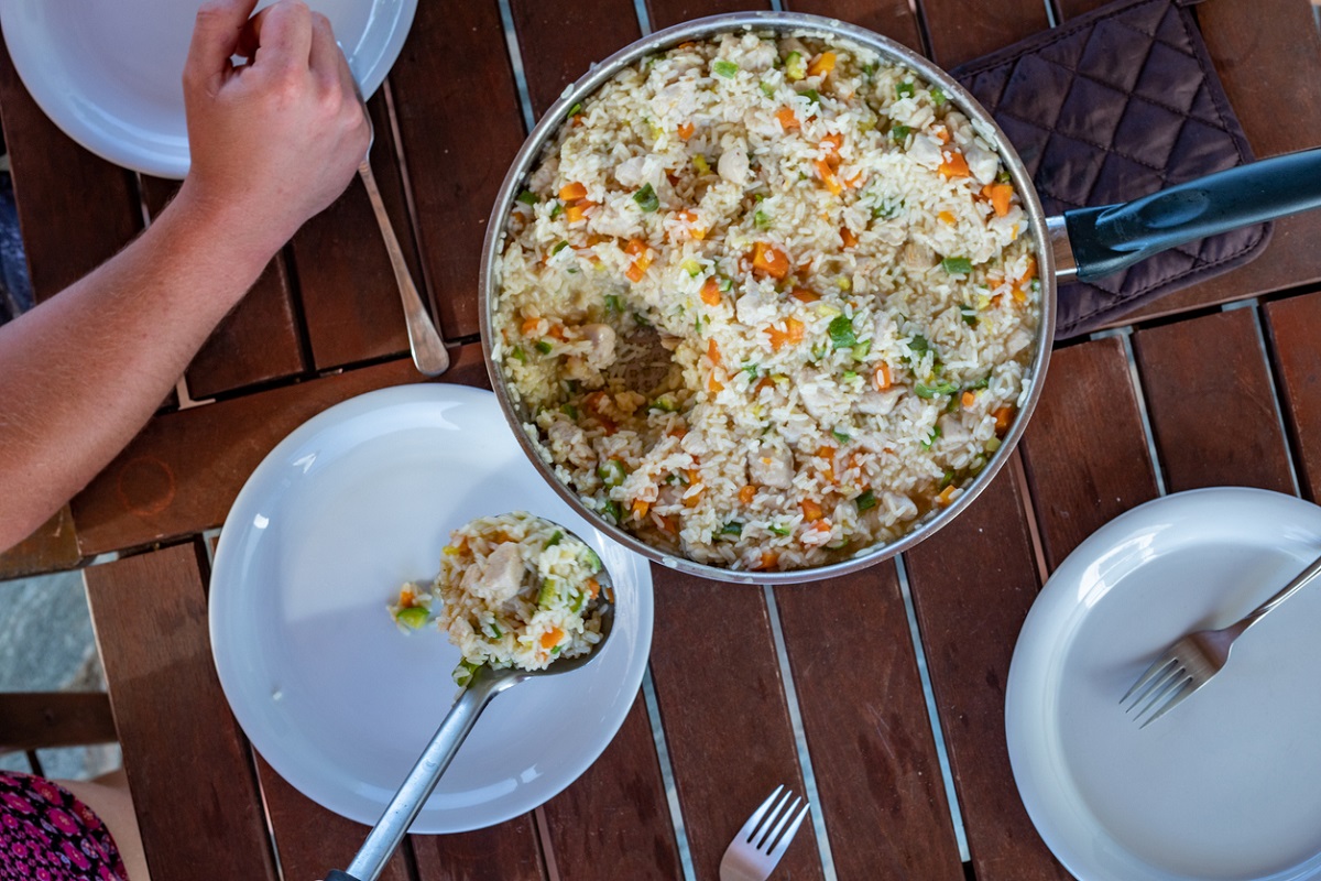 Aprenda a fazer um arroz à grega delicioso para o seu almoço