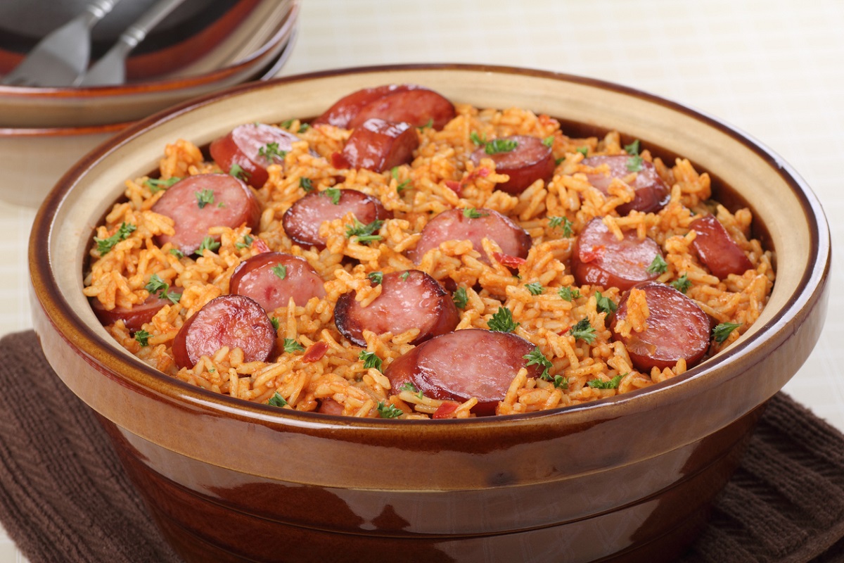 Arroz com calabresa na pressão: receita prática e saborosa!