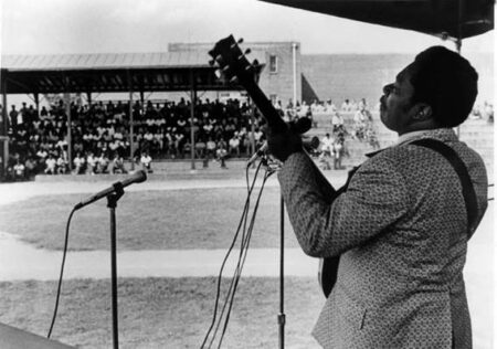 B.B. King se apresentando na prisão do Condado de Cook, em 1971