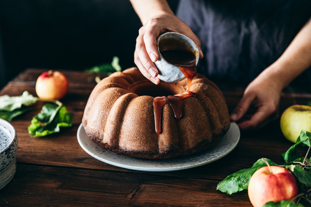 Receita fácil e irresistível: faça um bolo de maçã com canela