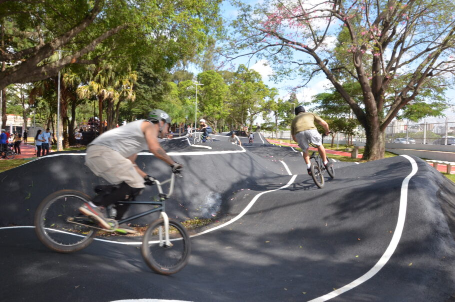 Aproveite essa pista lindona de pumptrack para se divertir bastante com a criançada