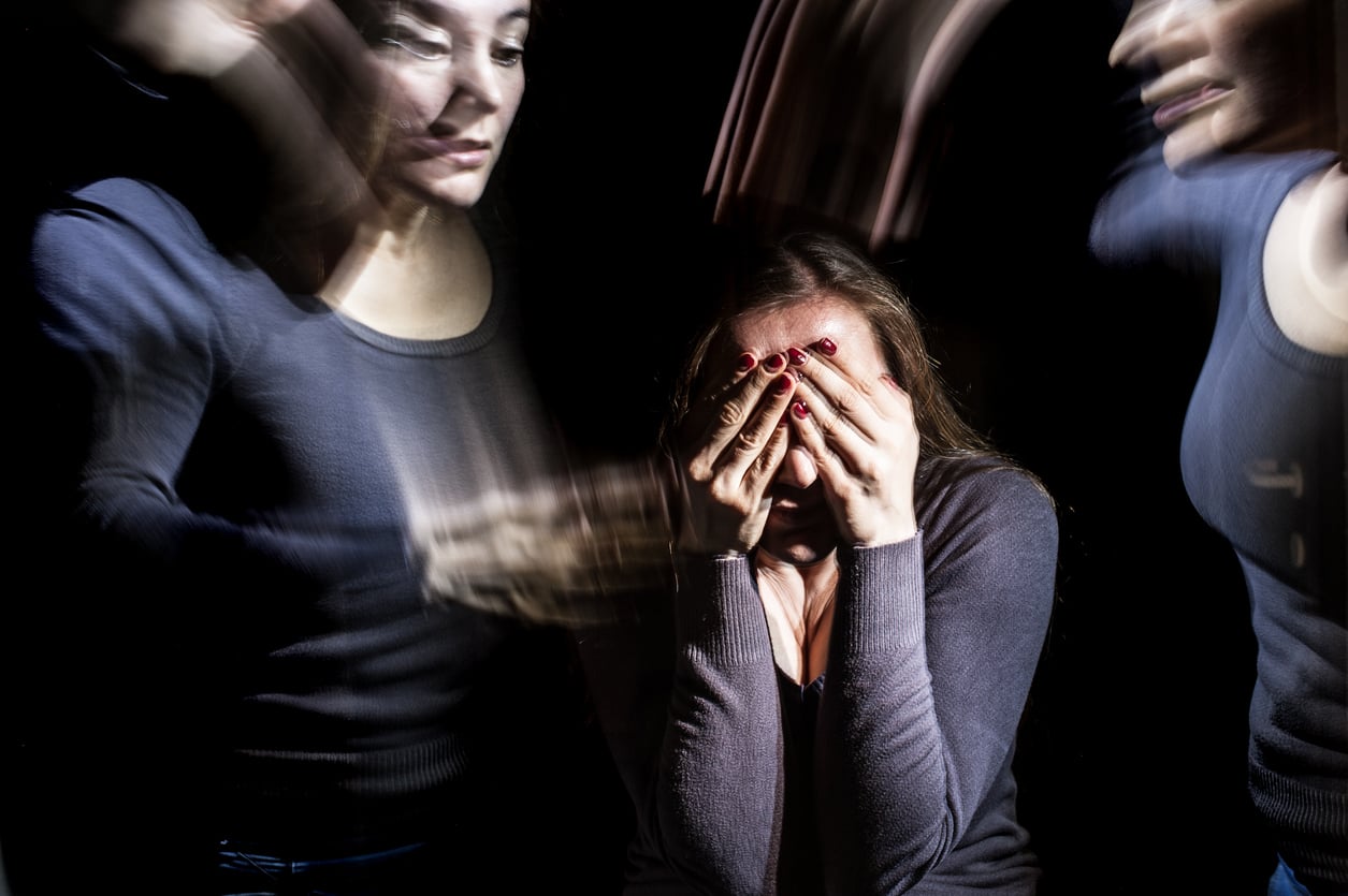 A pessoa com esquizofrenia acredita estar sendo perseguida.