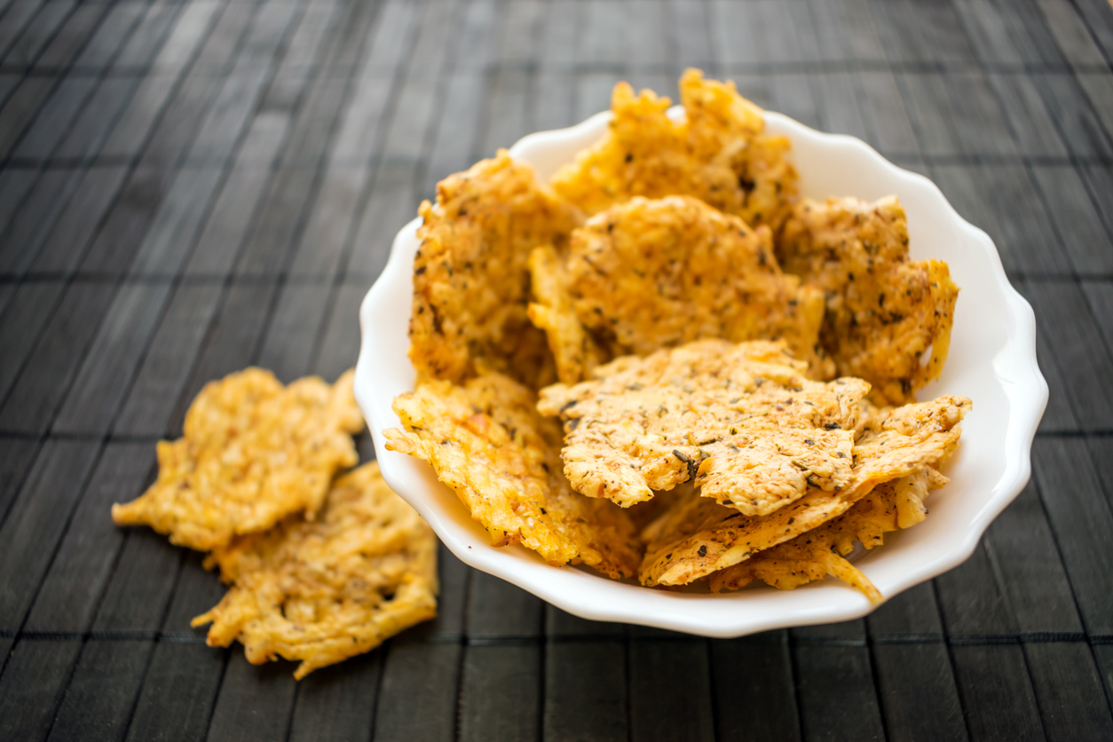 Crisps de queijo parmesão sequinhos e saborosos