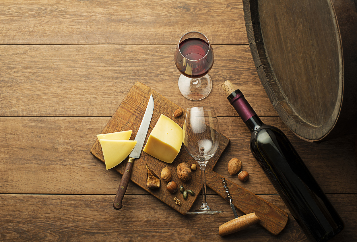 Entenda por que vinho e queijo integram a lista de alimentos bons para a sua dieta – iStock/Getty Images