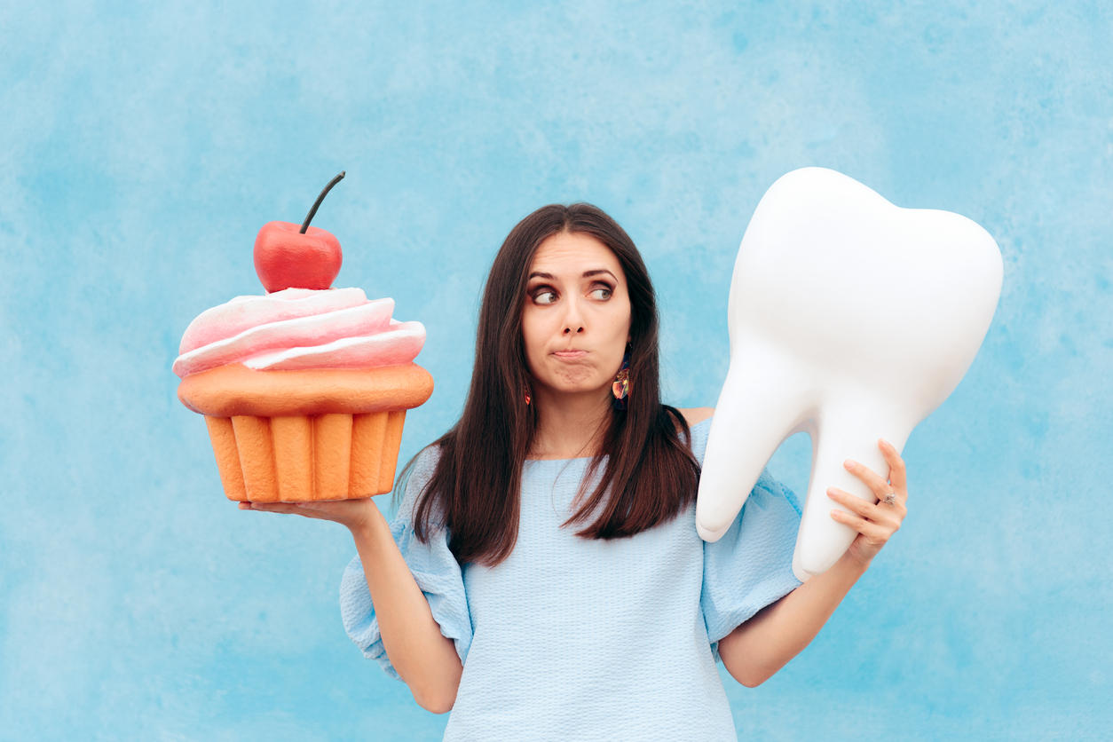 Consumo excessivo de doces contribui para o surgimento de cárie e outros problemas nos dentes e gengivas