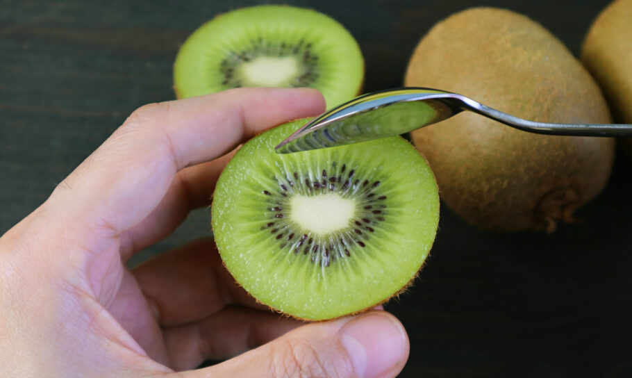 Kiwi é rico em vitamina C, vitamina K, vitamina E, potássio e fibras