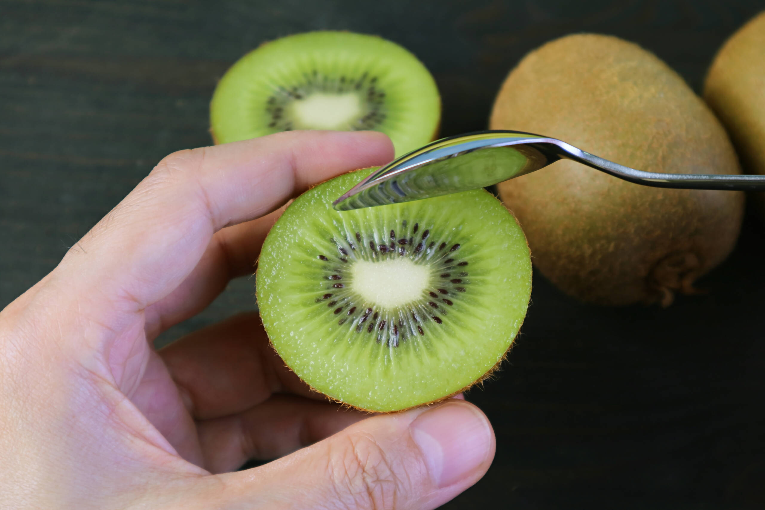 Conheça os benefícios do kiwi.