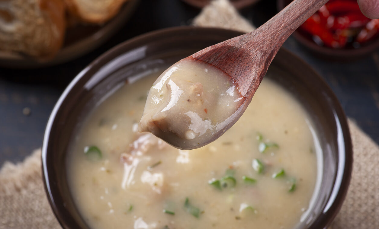 Caldo de mandioca com carne é delicioso e combina com os dias frios