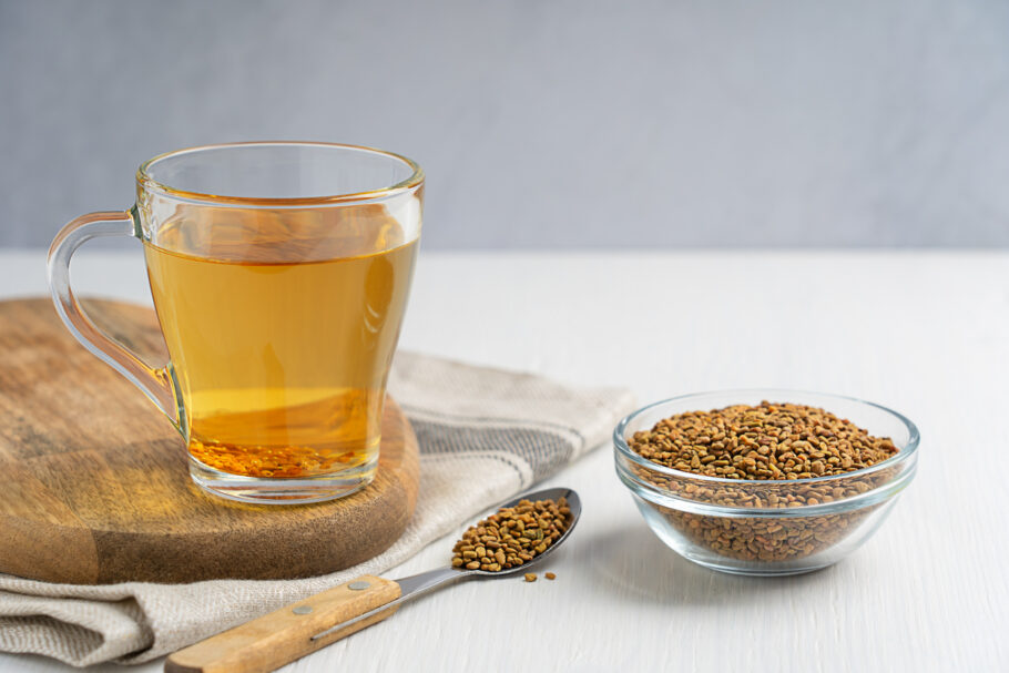 Para obter os benefícios do chá do feno-grego, você deve consumi-lo diariamente