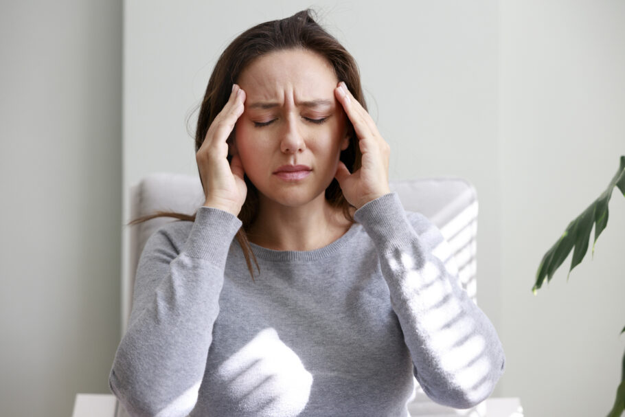 Médico faz alerta para mulheres que tomam remédio para dor de cabeça frequentemente