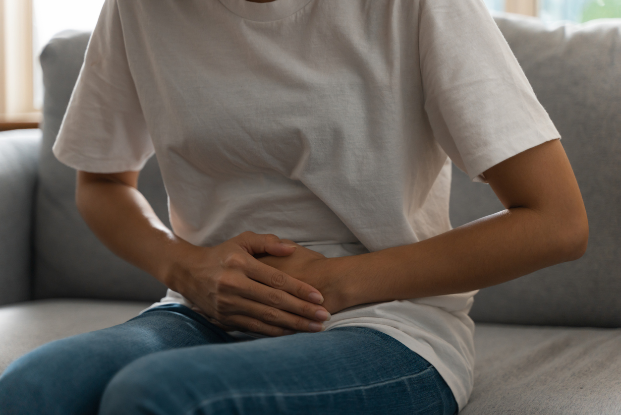 A dor abdominal é considerada um dos principais sintomas associados à úlcera – iStock/Getty Images