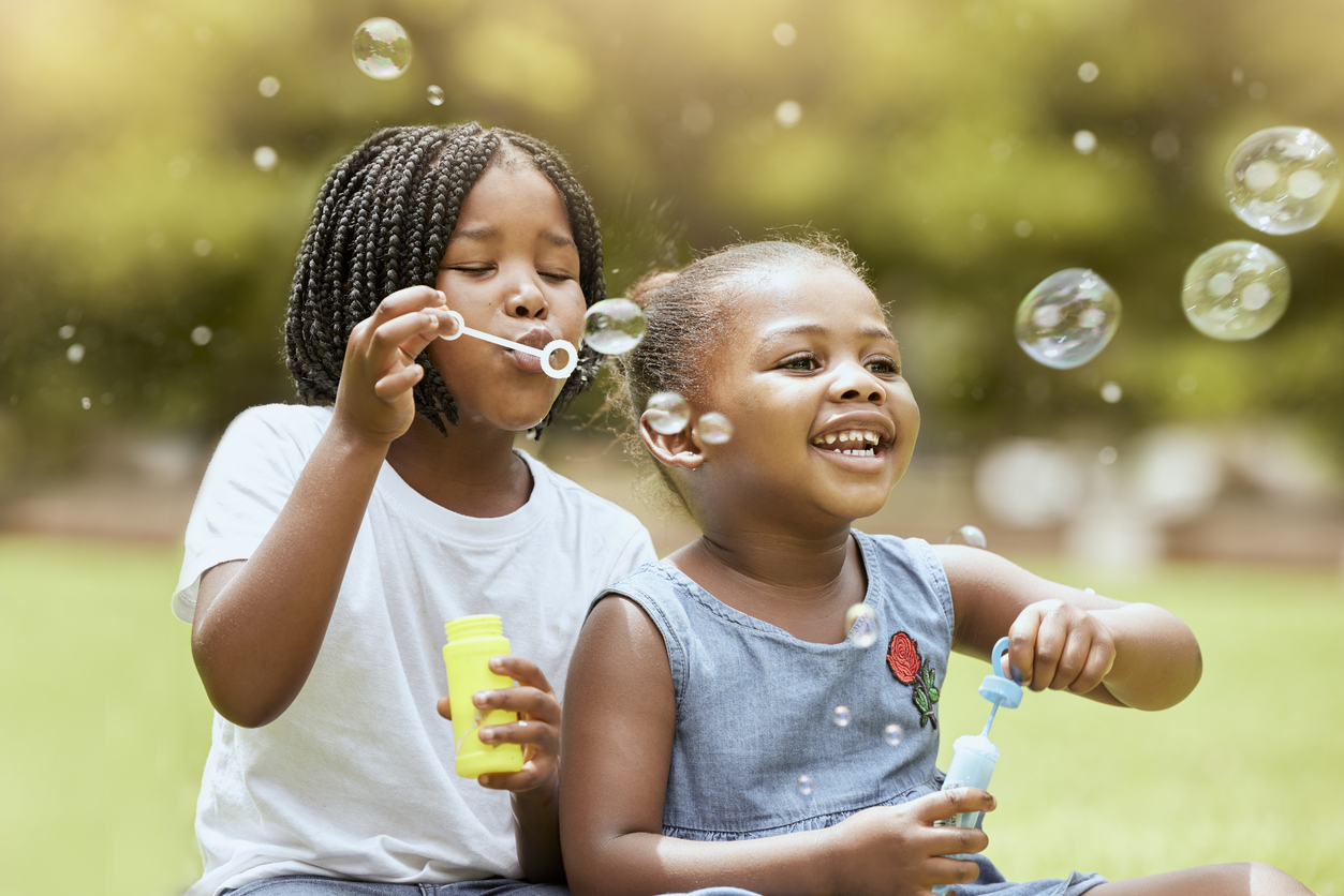 Brincar é uma ótima forma da criança aprender a lidar com suas emoções e impulsos – iStock/Getty Images