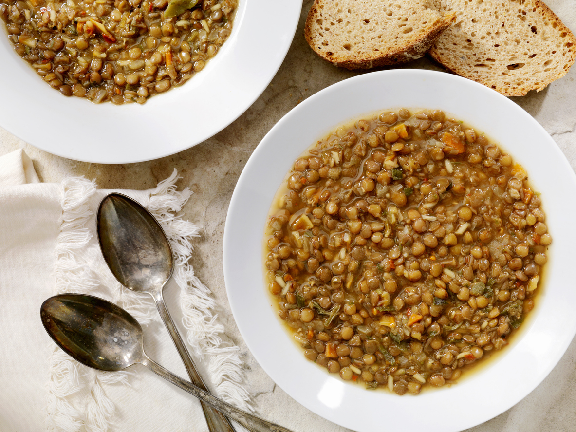 Com alto teor de fibras, vitaminas e ferro e pouca gordura, a lentilha é uma ótima substituta para o feijão do dia a dia – iStock/Getty Images