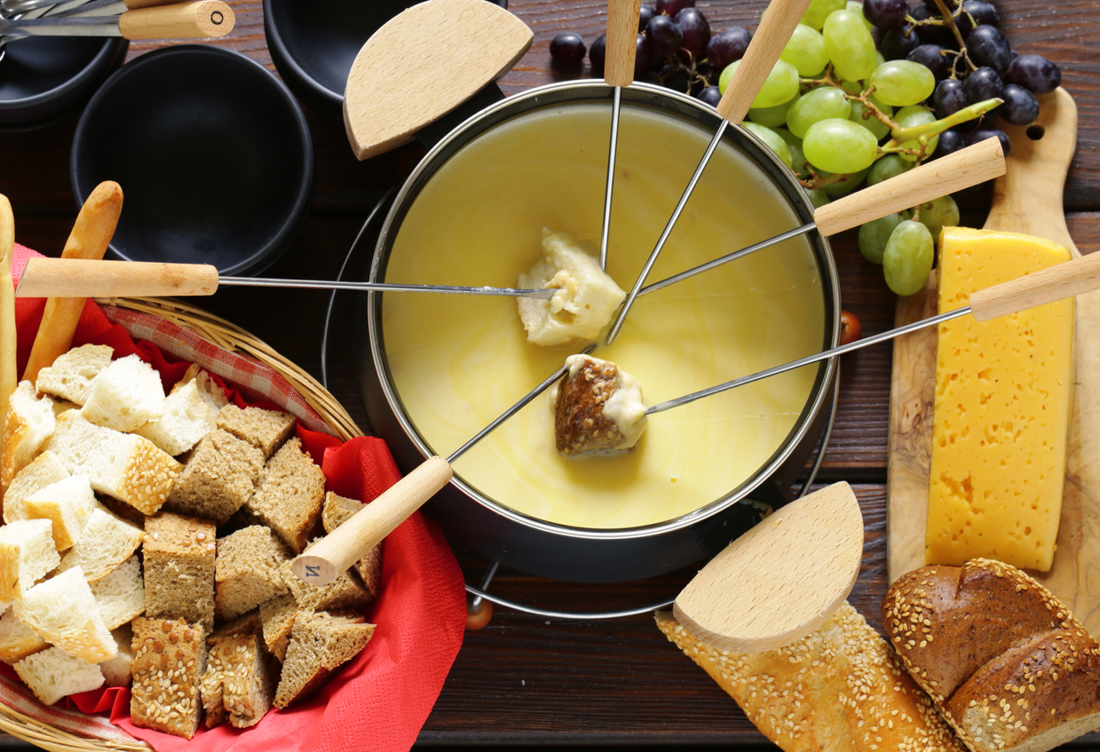 Este é o fondue de queijo perfeito para um jantar a dois