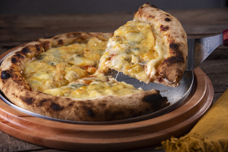 Feitas com fermentação natural, as pizzas da Julí são servidas em tamanho individual ou grande