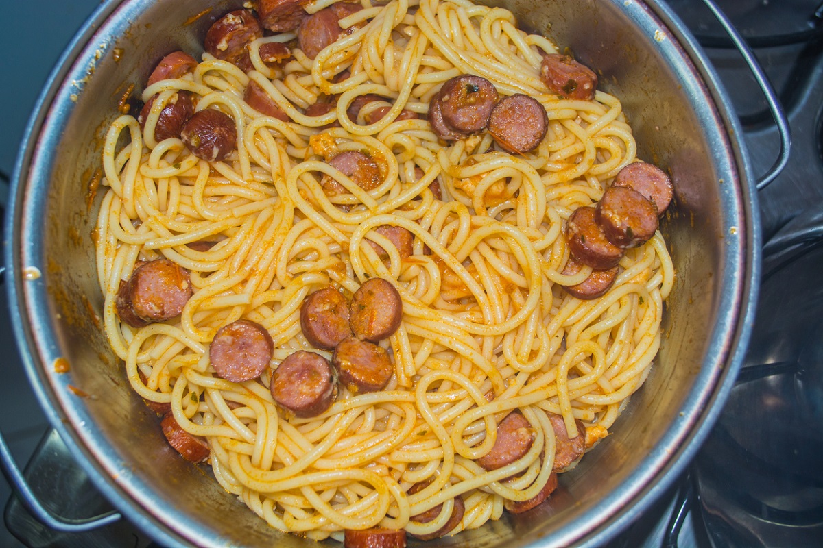 Aprenda a fazer um delicioso macarrão com calabresa