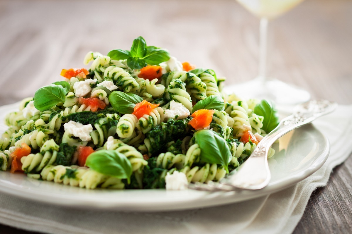 Aprenda a fazer uma salada de macarrão parafuso em minutos