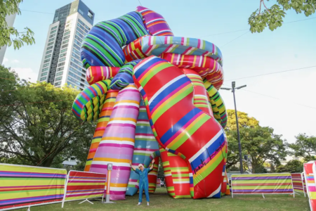 ‘A Escultura de los deseos’ [Escultura dos desejos] (2022) tem 15 metros de altura e foi um grande sucesso no Lollapalooza Argentino