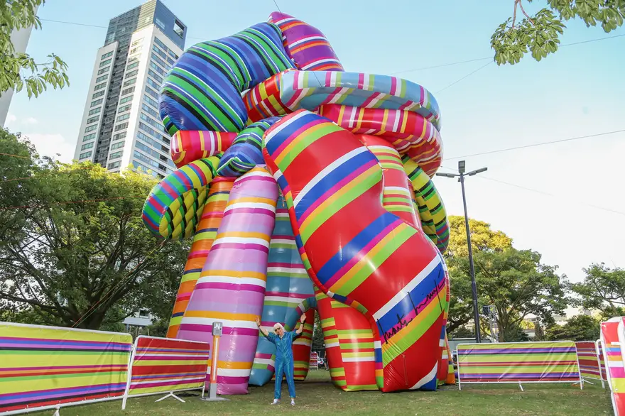 A Escultura de los deseos [Escultura dos desejos] (2022) tem 15 metros de altura e foi um grande sucesso no Lollapalooza Argentino.