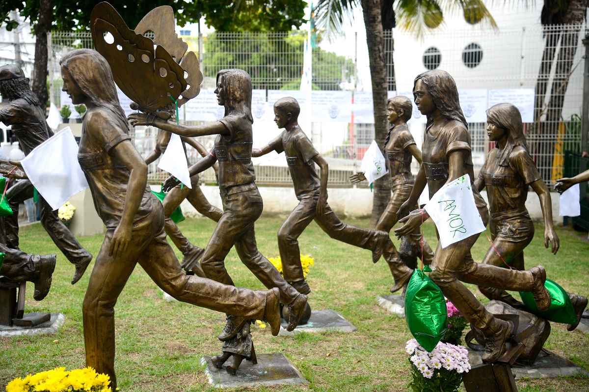 Monumento em homenagem às 12 vítimas do ataque em uma escola do Rio