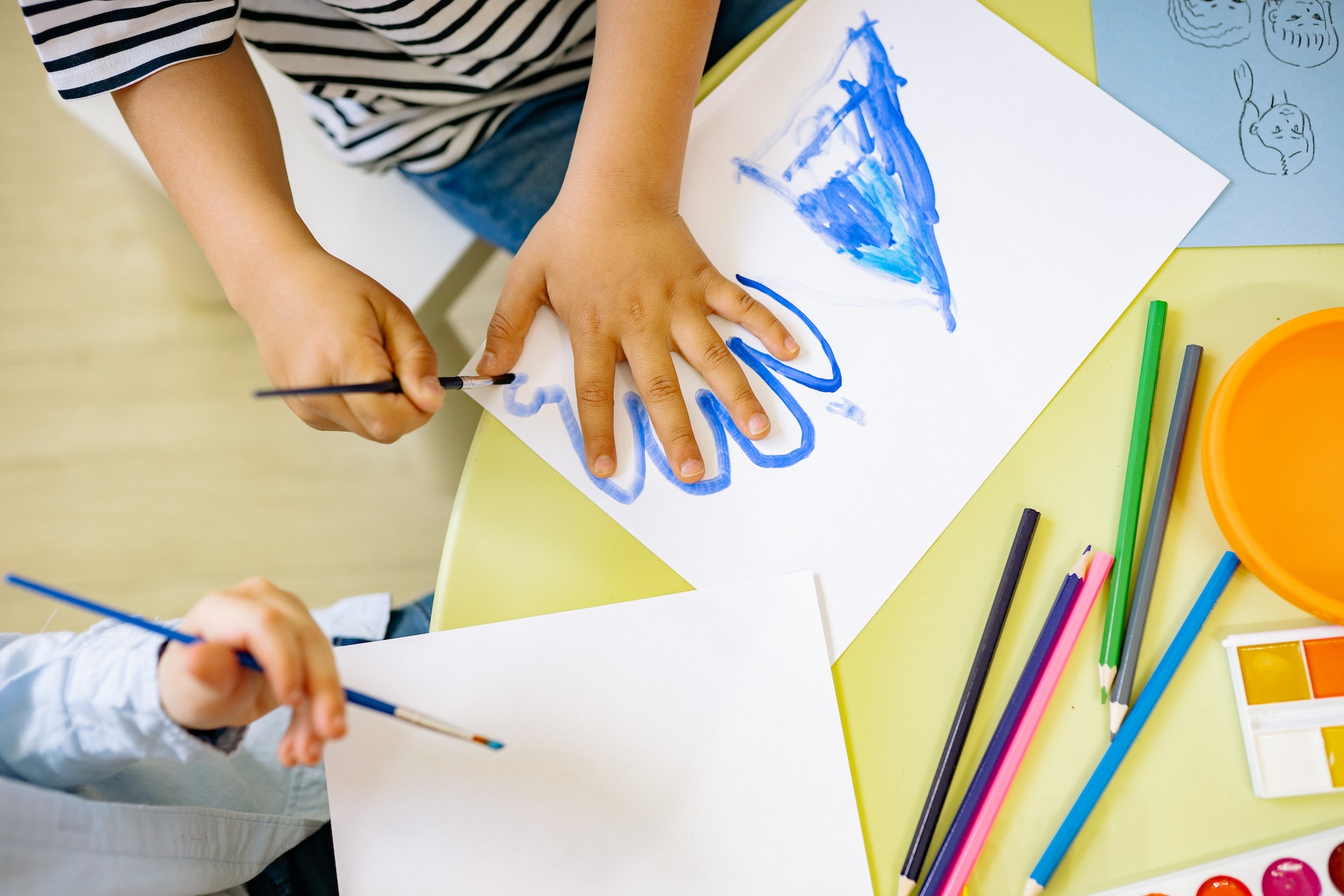 Atividades artísticas trazem inúmeros benefícios para as crianças, estimulando a criatividade e habilidades sociais e cognitivas