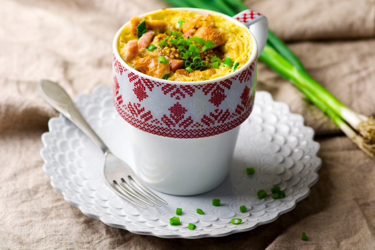 Faça um quiche de caneca rápido e prático no micro-ondas