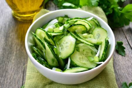 Aprenda a fazer salada de pepino com hortelã e coentro